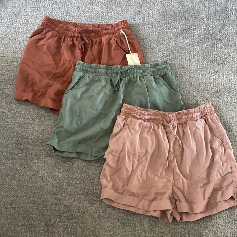 Universal thread shirts lot- 3 pairs!